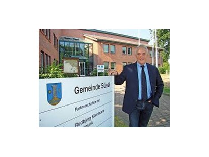 regionale Unternehmen - bevorzugter Kontakt: per Fax - Ostholstein - Bürgermeister Adrianus Boonekamp als verantwortlich für die Gemeinde und VHS Süsel - VHS-Suesel