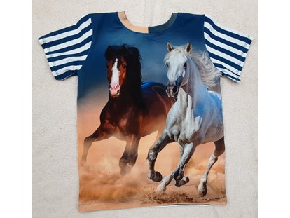 regionale Unternehmen - Produkt-Kategorie: Kleidung und Textil - Deutschland - T-Shirt für begeisterte Pferdefans!
 - wollsocken&kindermode