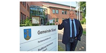 regionale Unternehmen - Unternehmens-Kategorie: Dienstleister - Deutschland - Bürgermeister Adrianus Boonekamp als verantwortlich für die Gemeinde und VHS Süsel - VHS-Suesel